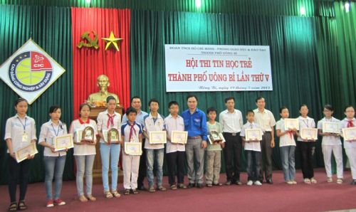 Trường CĐ Công nghiệp và Xây dựng, Thành Đoàn phối hợp với Phòng Giáo dục và Đào tạo thành phố Uông Bí đã tổ chức Hội thi Tin học trẻ không chuyên thành phố Uông Bí lần thứ V năm 2013.