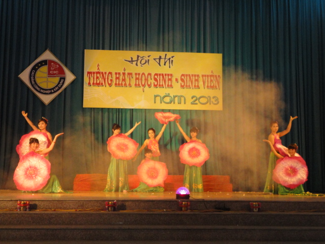 Khoa Xây dựng Tiếng hát học sinh, sinh viên chào mừng ngày nhà giáo Việt Nam 20/11 năm 2013