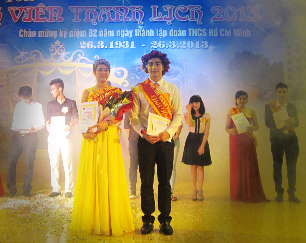 Nam sinh Nguyễn Hoàng Thái & nữ sinh  Hoàng Thị Hiền thuộc Liên chi đoàn Khoa Cơ khí - Động lực  đăng quang tại hội thi HSSV Thanh lịch năm 2013