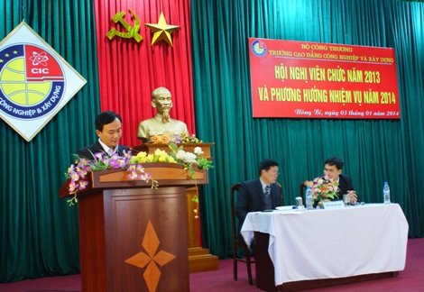 Đ/c Lê Văn Lợi – Giám đốc TTĐT,SH lái xe trình bầy tham luận 