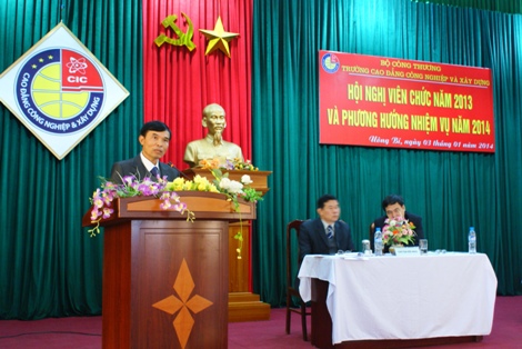 Đ/c Nguyễn Văn Tuấn – Giám đốc Trung tâm Đào tạo trình bầy tham luận 