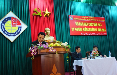 Đ/c Hà Văn Lưu trình bầy báo cáo của Ban thanh tra nhân dân tại Hội nghị 