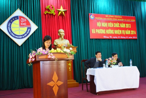 Đ/c Bùi Thị Mai Anh - Ban Thư ký thông qua dự thảo Nghị quyết Hội nghị