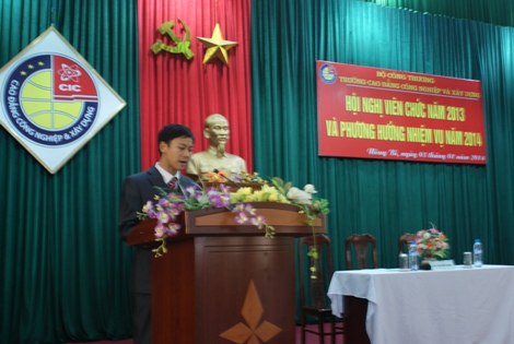 Đ/c Thái Thanh Phú – Phó Trưởng phòng TCHC Kiểm tra đại biểu, tuyên bố lý do 